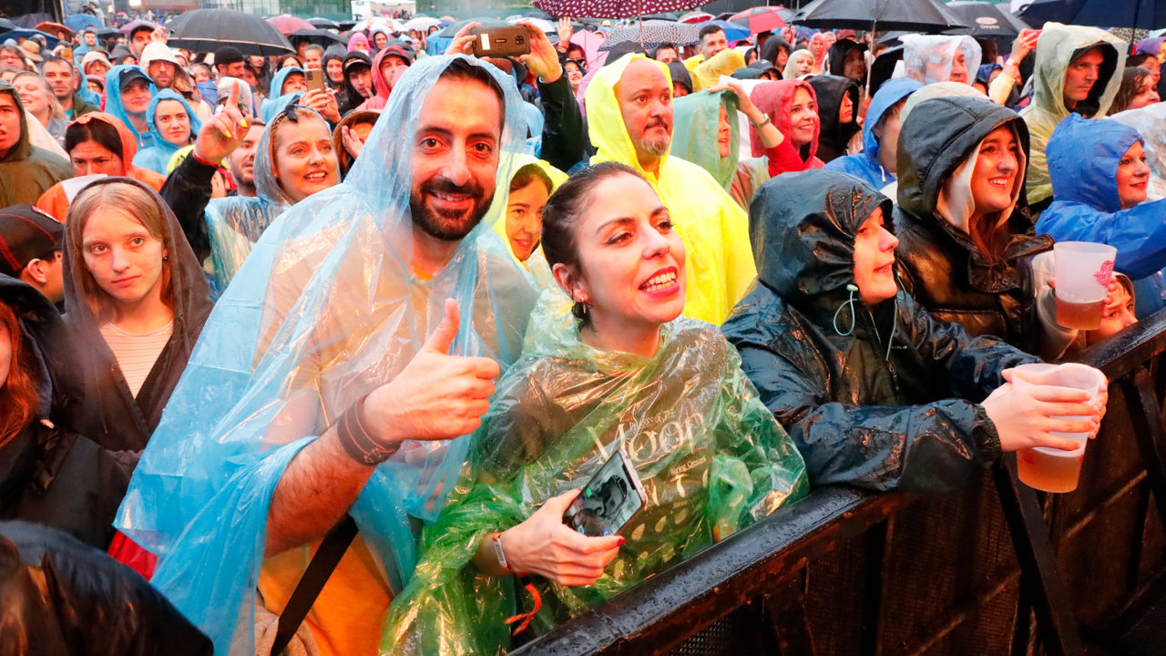 Asistentes a un concierto bajo la lluvia. JOSÉ LUIZ OUBIÑA
