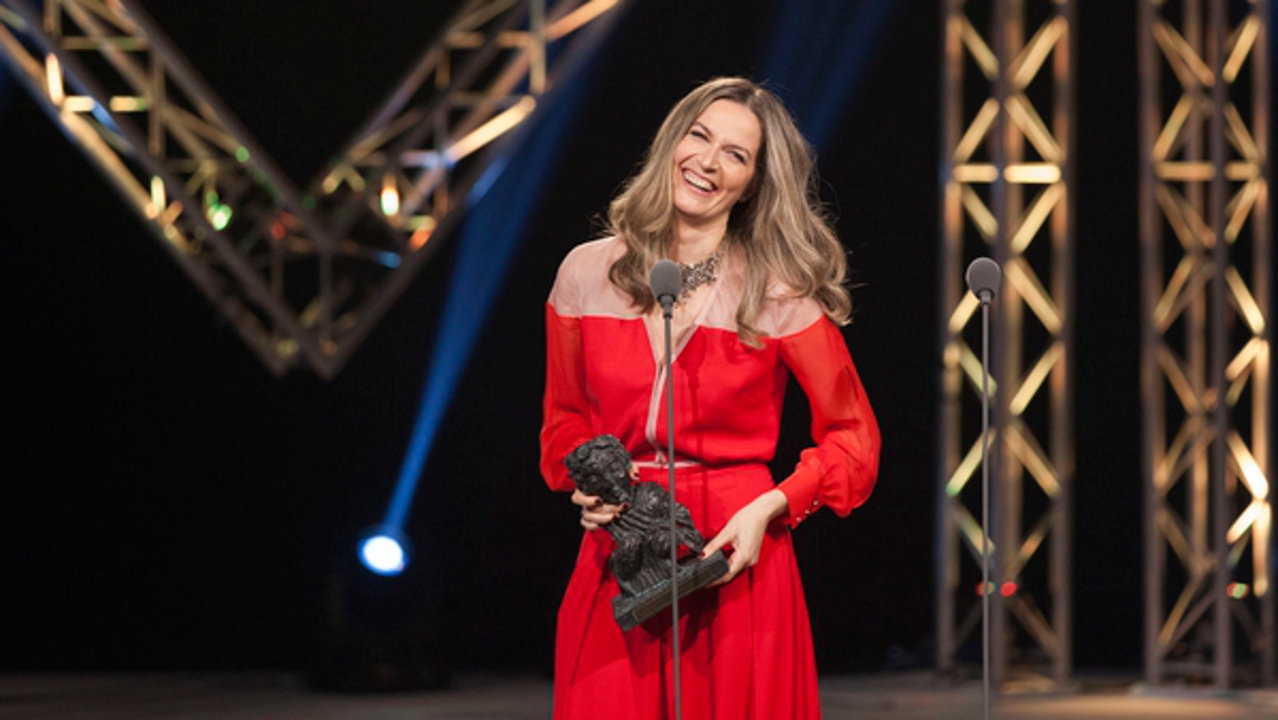 Emma Lustres recogiendo un Premio Mestre Mateo. VACA FILMS