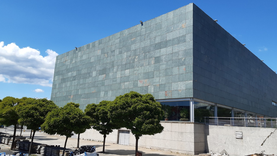 Imagen de una de las fachadas laterales de la instalación cultural. FERNANDO SALGADO