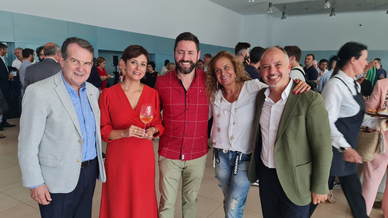 El alcalde de Cambados junto a la Ministra y otros dirigentes del PSOE. DS