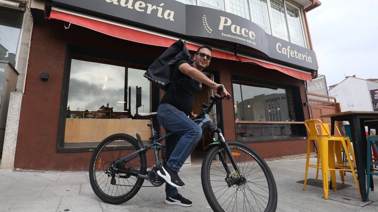 Fernando Pérez sale a repartir su mercancía en bicicleta eléctrica. DAVID FREIRE