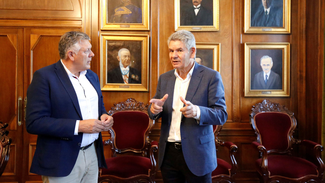 O alcalde, Telmo Martín, reuniuse este xoves co deputado de Cooperación, Santos Héctor. DS