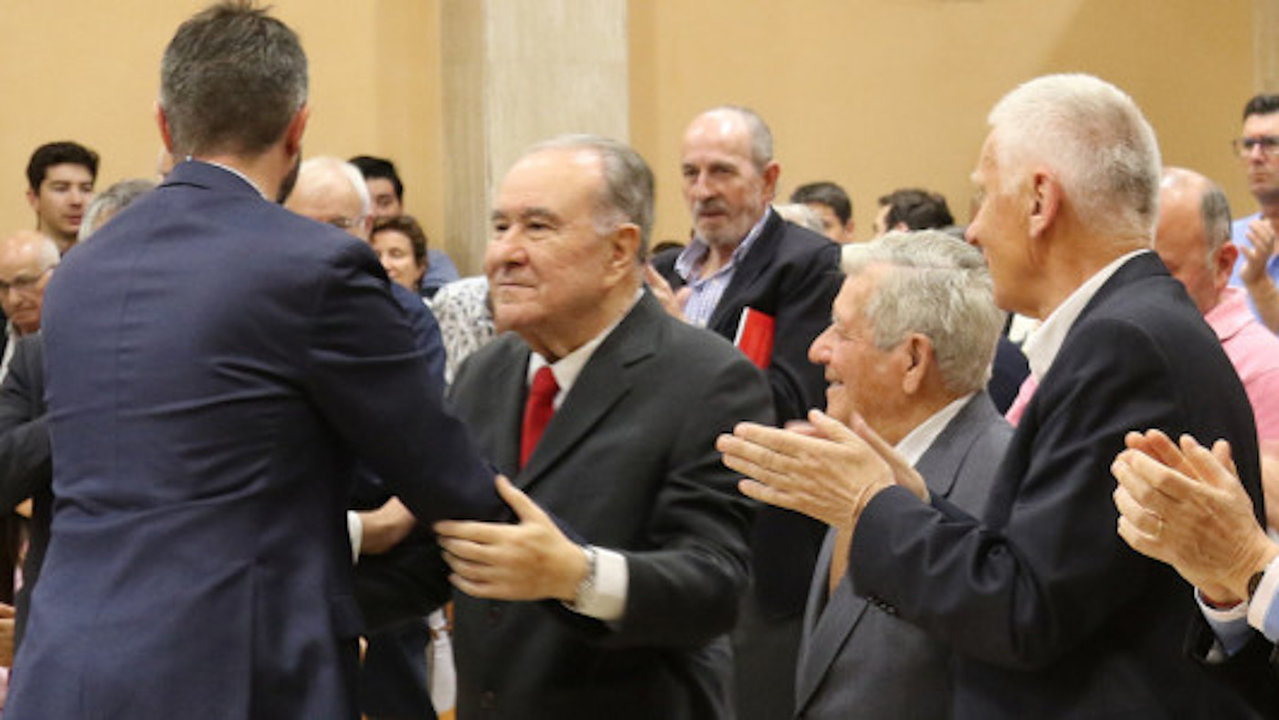 Agustín Pereira junto a otros ex alcaldes. CONCELLO DE VILAGARCÍA.jpg