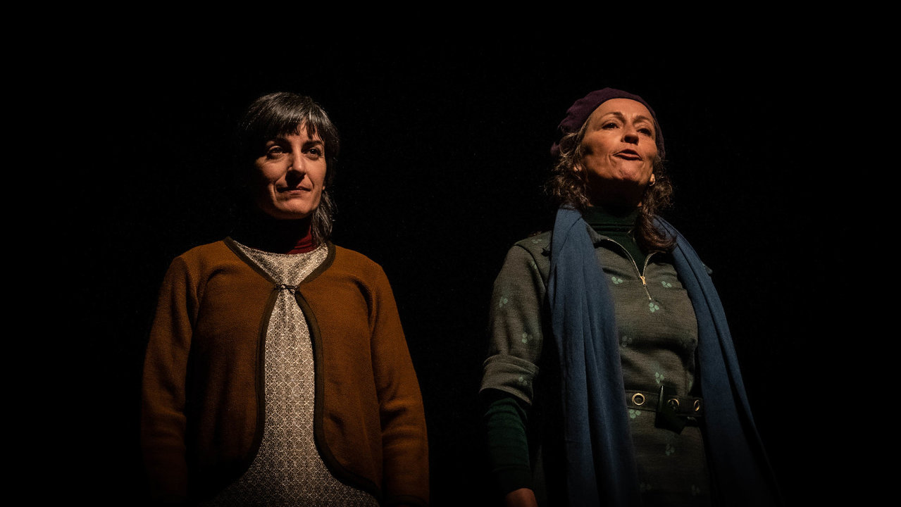 Anabell Gallego e Mónica Camaño, durante unha representación de 'As alumnas'. DS