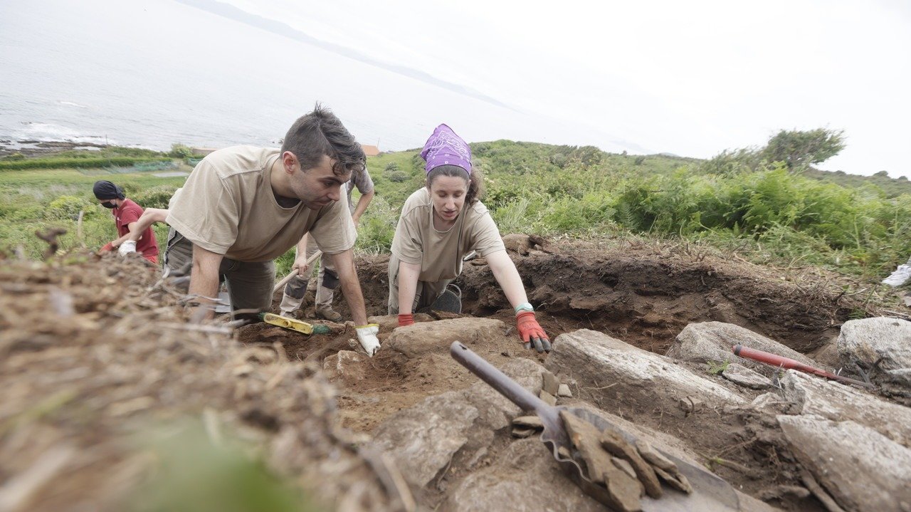 <p> Dous investigadores escavando nunha das zonas da muralla do castro. GONZALO GARCÍA </p>