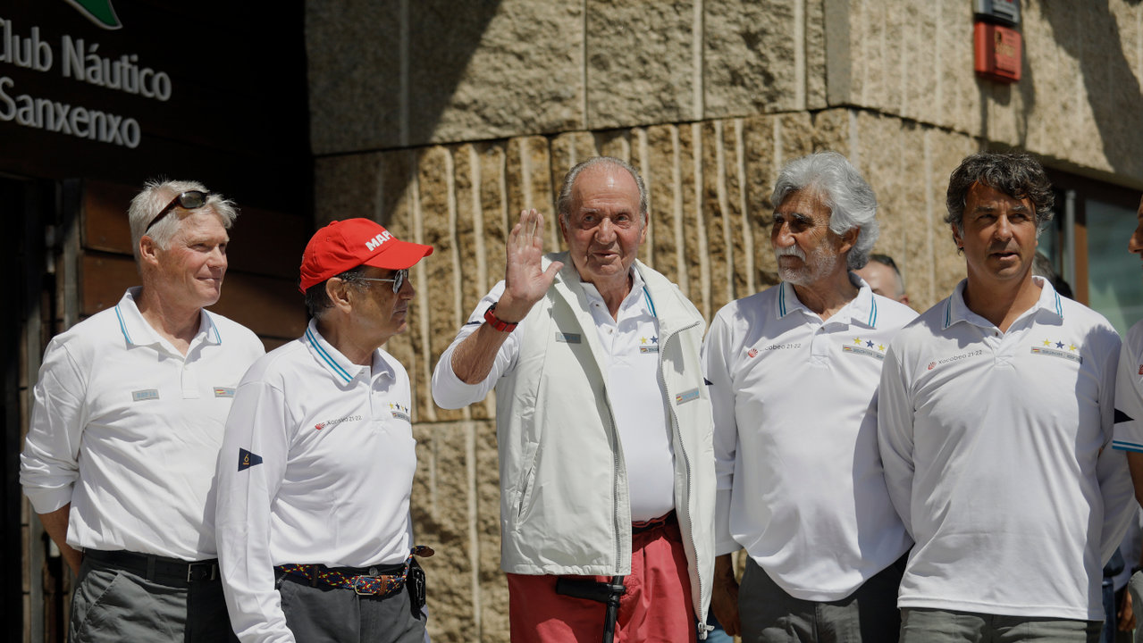 Juan Carlos junto a Pedro Campos y el resto de la tripulación del Bribón. JAVIER CERVERA