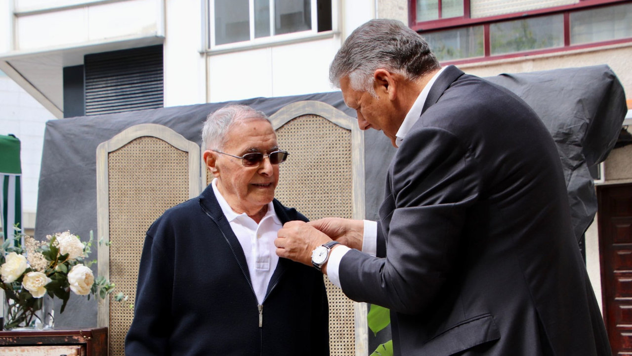 Gerardo Torres recibió una distinción de Ollares de Portonovo el año pasado a manos del alcalde. DP