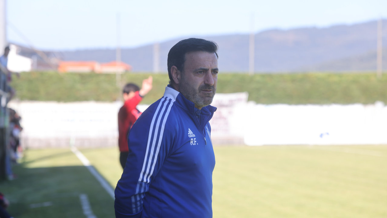 Ricardo Fernández dirigiendo a su equipo en la fase de ascenso frente a la UD Ourense. RAFA FARIÑA