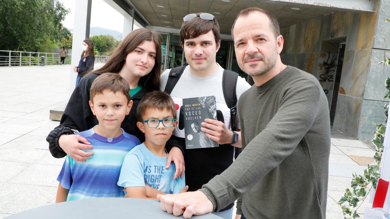 Ángel Martín compartió momentos con los adeptos que se acercaron a conocer al autor. JOSÉ LUIZ OUBIÑA