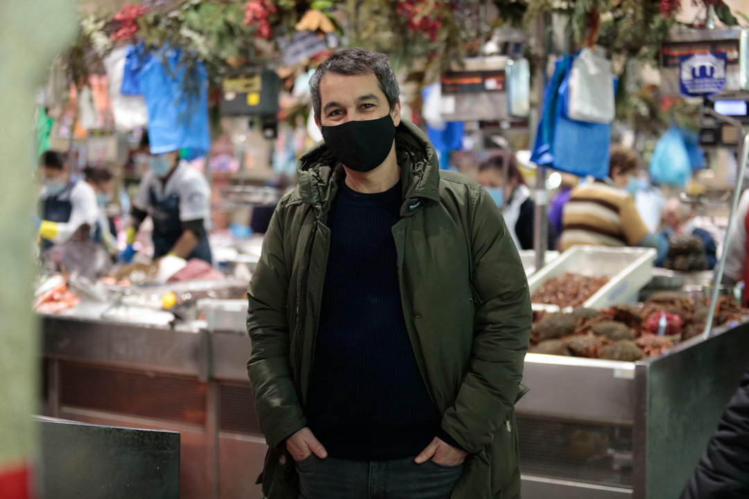 Javier Olleros, durante una visita al Mercado de Pontevedra en la pandemia. GONZALO GARCÍA
