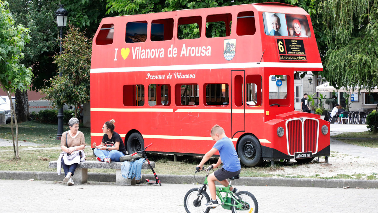 Autobús en el Jardin Umbrio de Vilanova de Arousa. JOSÉ LUIZ OUBIÑA