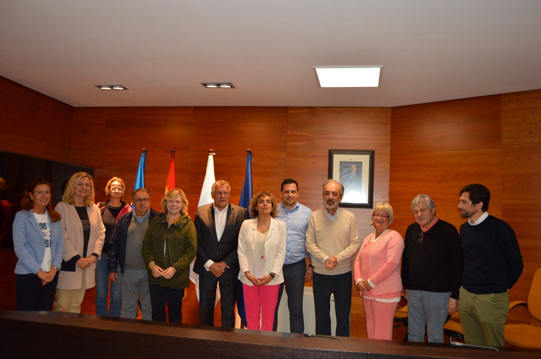 Foto de familia de la visita de los europarlamentarios a Sanxenxo. DP