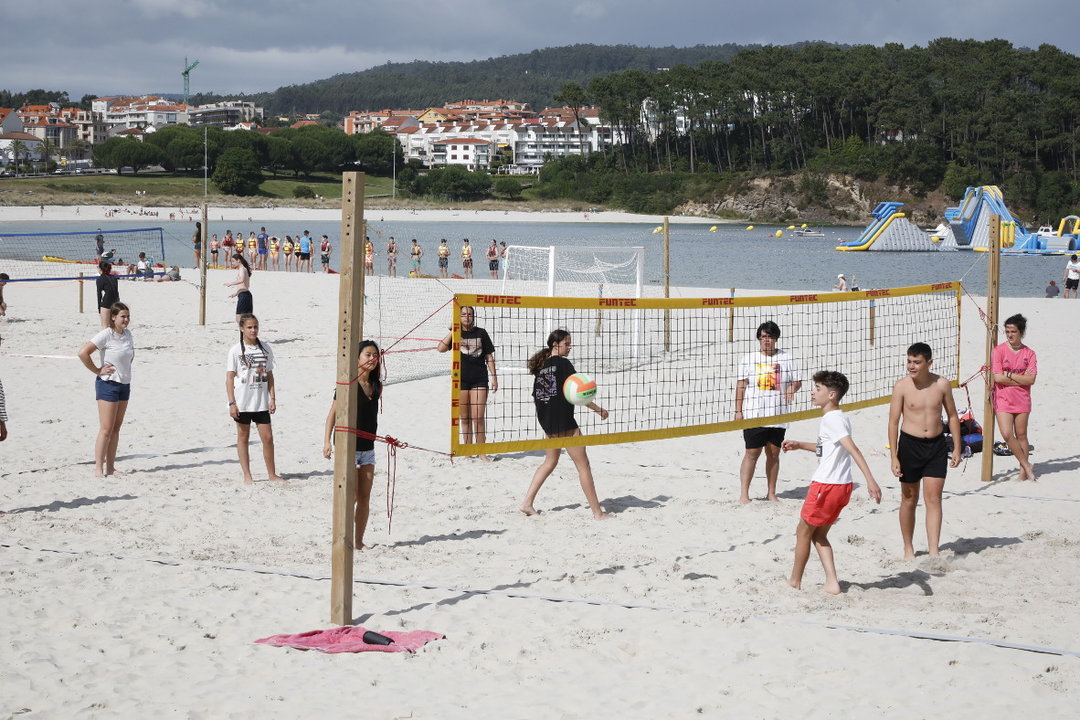 Los jovenes han estrenado el verano en las pistas de voleibol y futbol del arenal portonoves. José Luiz Oubiña