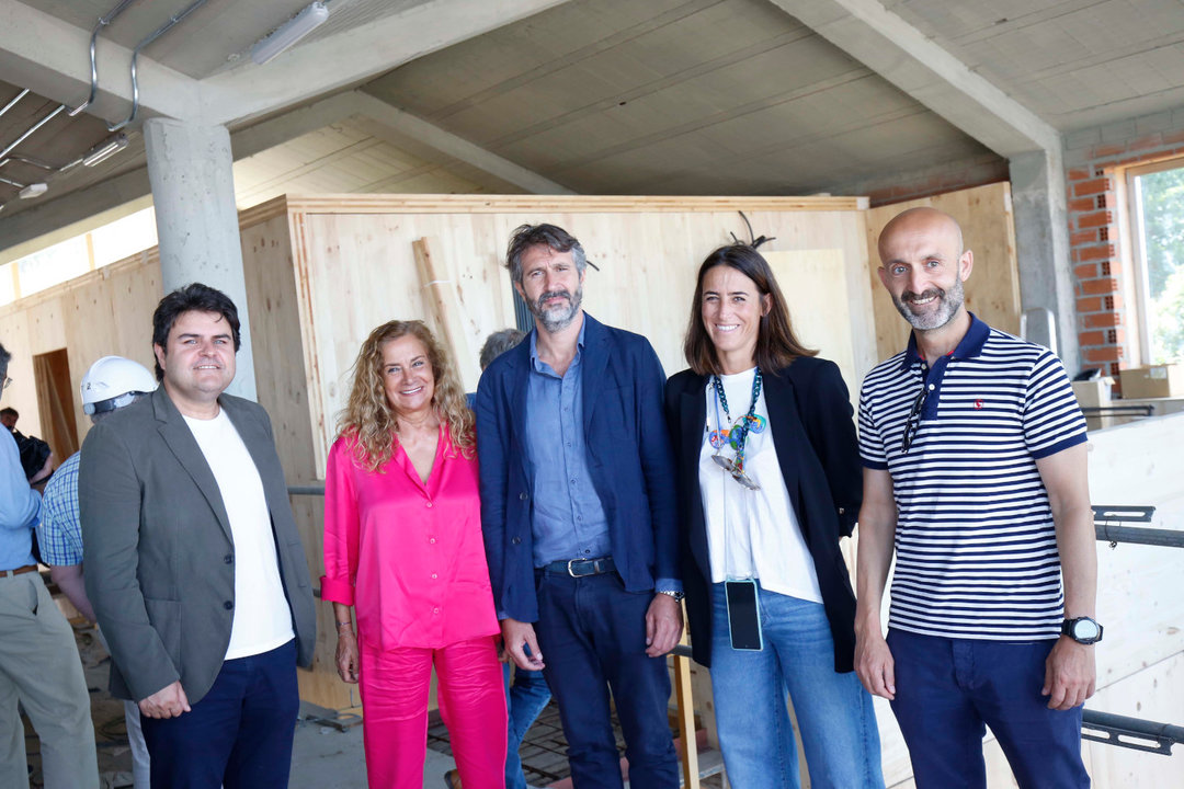 La presidenta de la Diputación y el alcalde de Vilagarcía visitaron la obra del albergue de Carril. DP