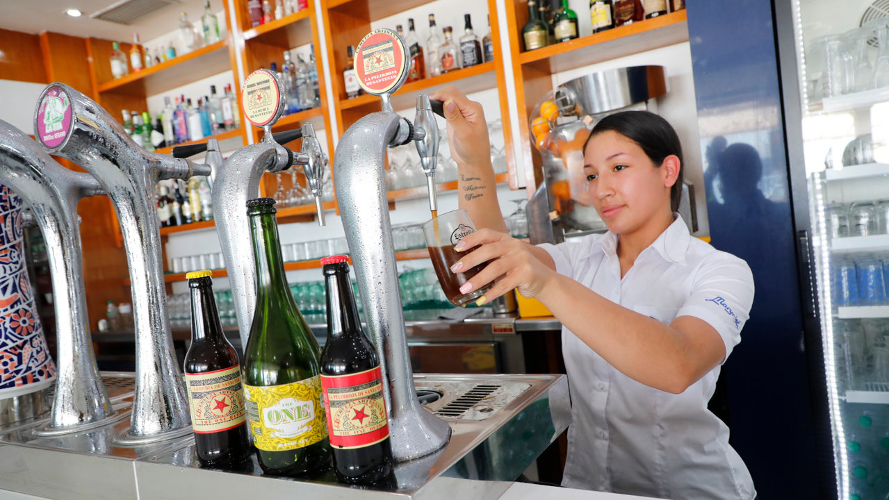 Las dos cervezas artesanas pueden conseguirse o degustarse recién 'tiradas' en el HOtel Marycielo. JOSÉ LUIZ OUBIÑA
