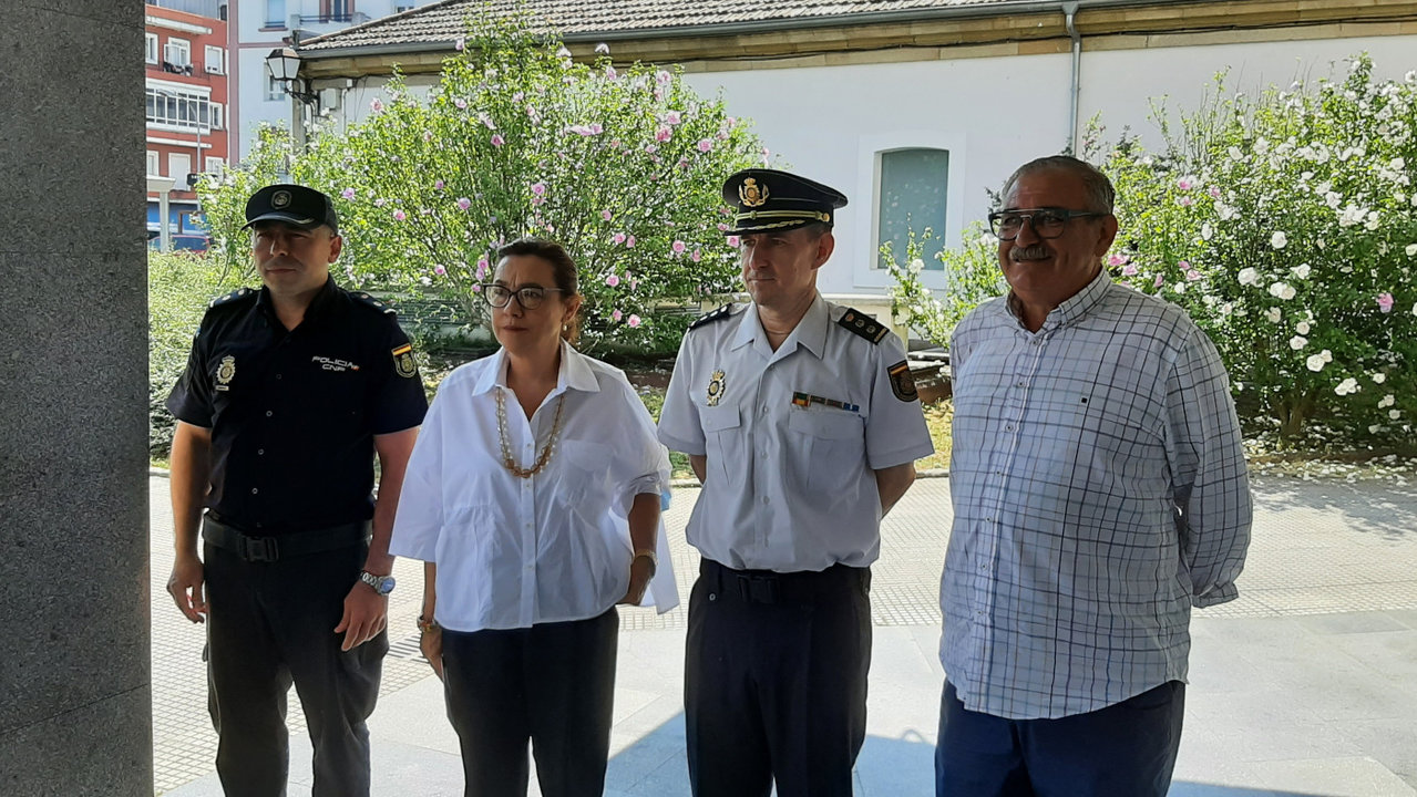 Visita de Maica Larriba a la Comisaria Vilagarcia. CEDIDAS