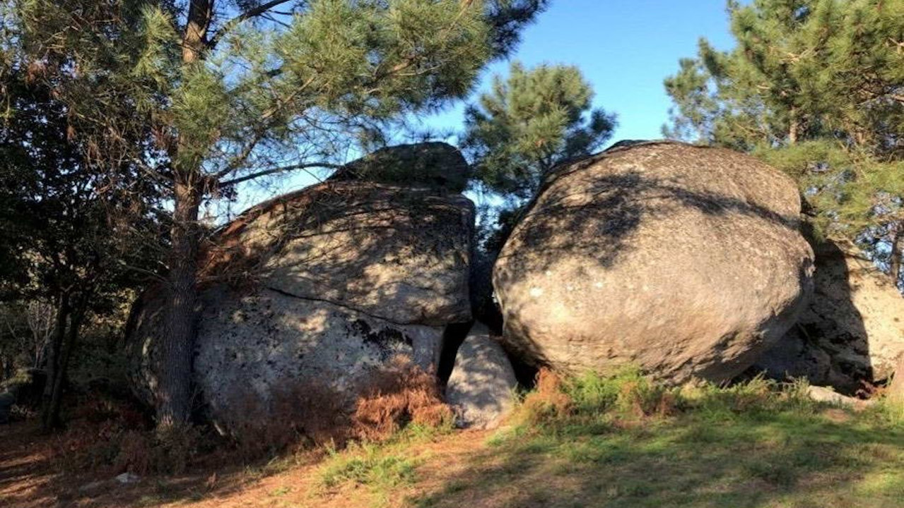 El megalito Con da Romaíña, entre O Santo y Nantes. DS