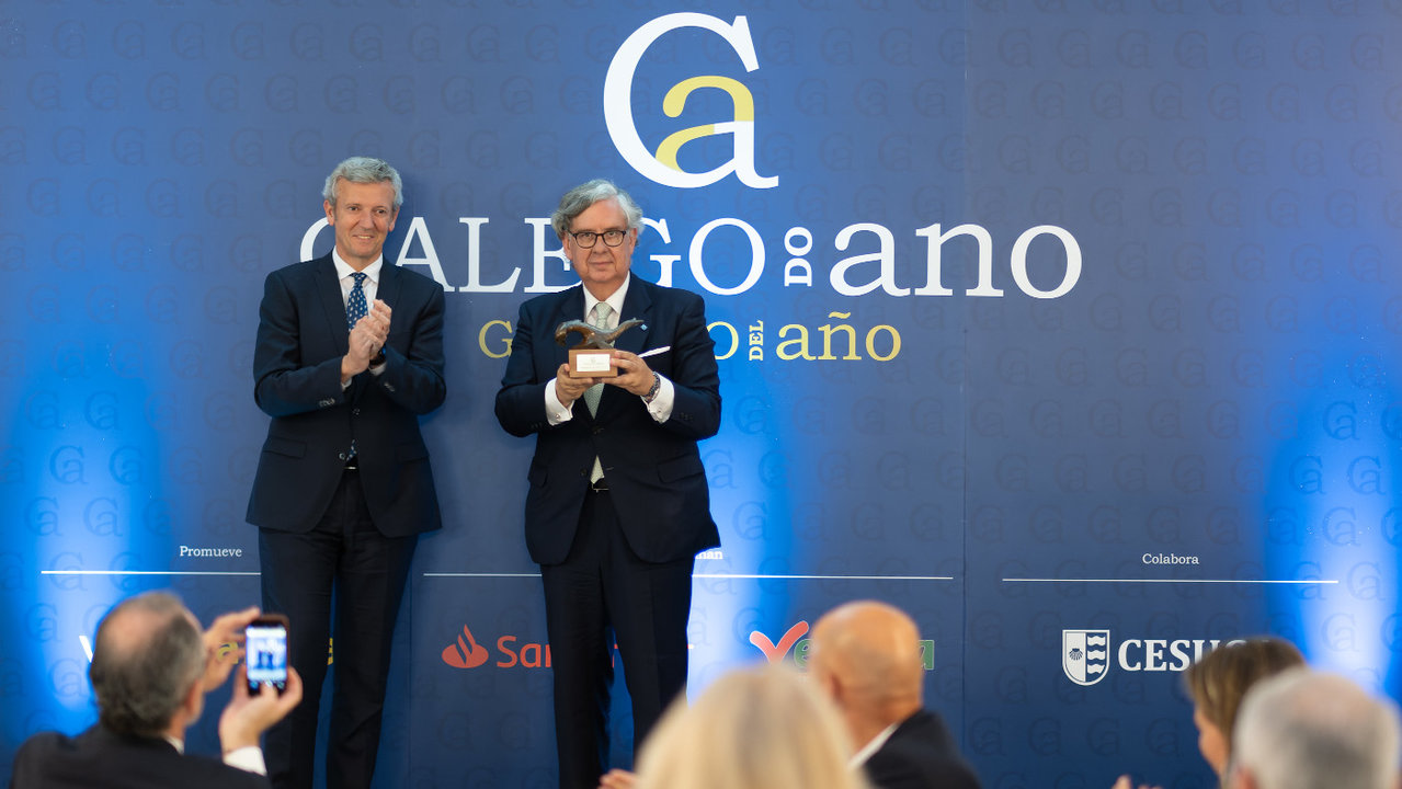 O presidente da Xunta, Alfonso Rueda, entrega o premio Galego do ano ao presidente da CEG, Juan Vieites Baptista de Sousa. CEDIDAS