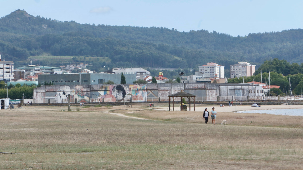 A praia Compostela, coa avenida Riveiro de Aguilar. DP