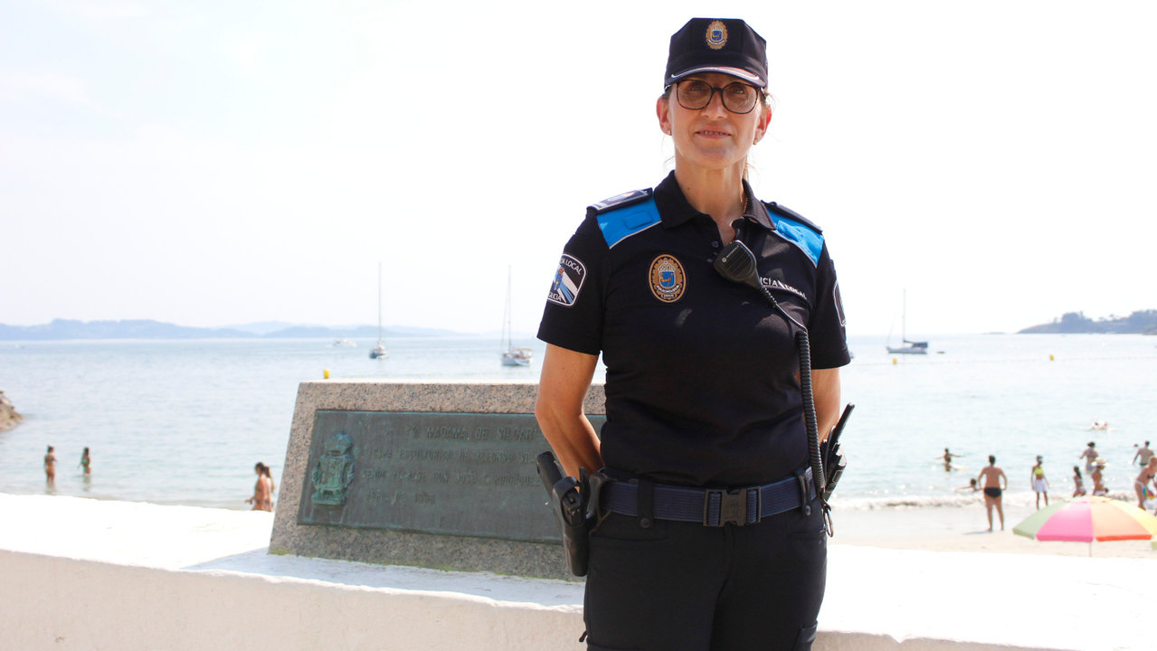 La jefa de la Policía Local de Sanxenxo, Luisa Fariña Escudero, en el Paseo de Silgar. ANXO LORENZO