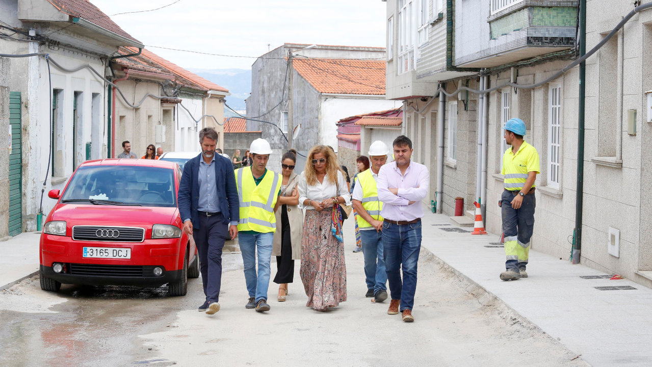 El alcalde y la presidenta de la Diputación visitaron esta mañana las obras de Vilaxoán. DP