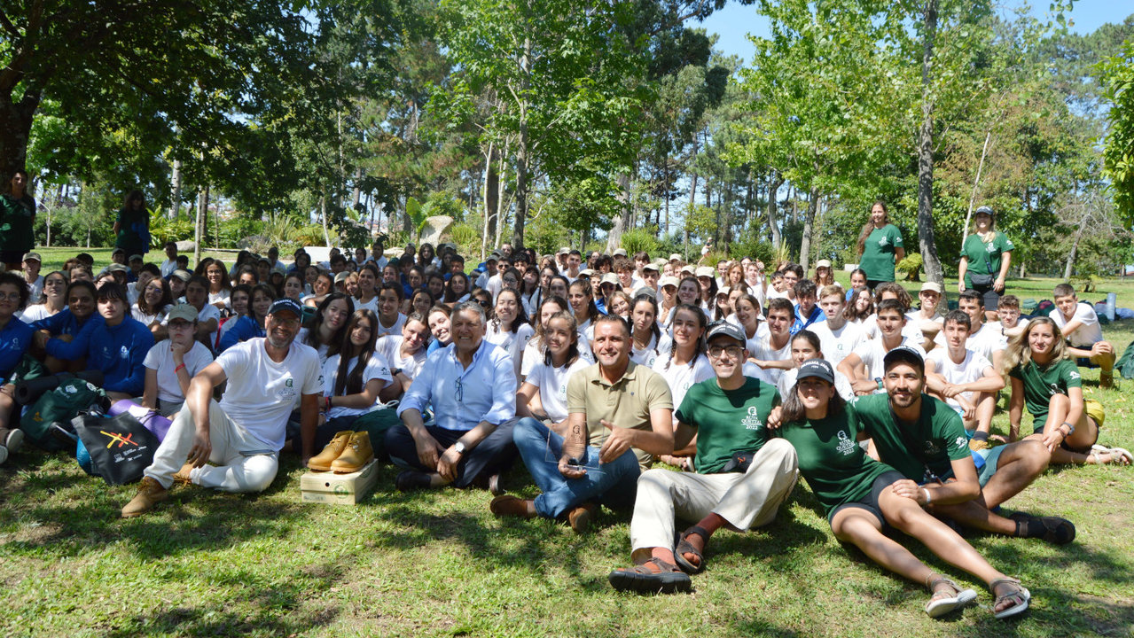 El alcalde y el concejal de Xuventude con el grupo en Punta Vicaño. DS