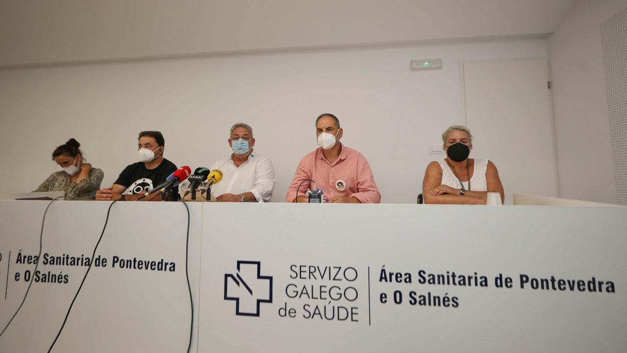 Los representantes de cinco sindicatos médicos en su comparecencia de ayer en el Provincial de Pontevedra. BEATRIZ CÍSCAR
