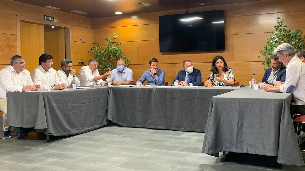 Reunión del conselleiro Julio Comesaña, con los alcaldes de O Salnés. DP