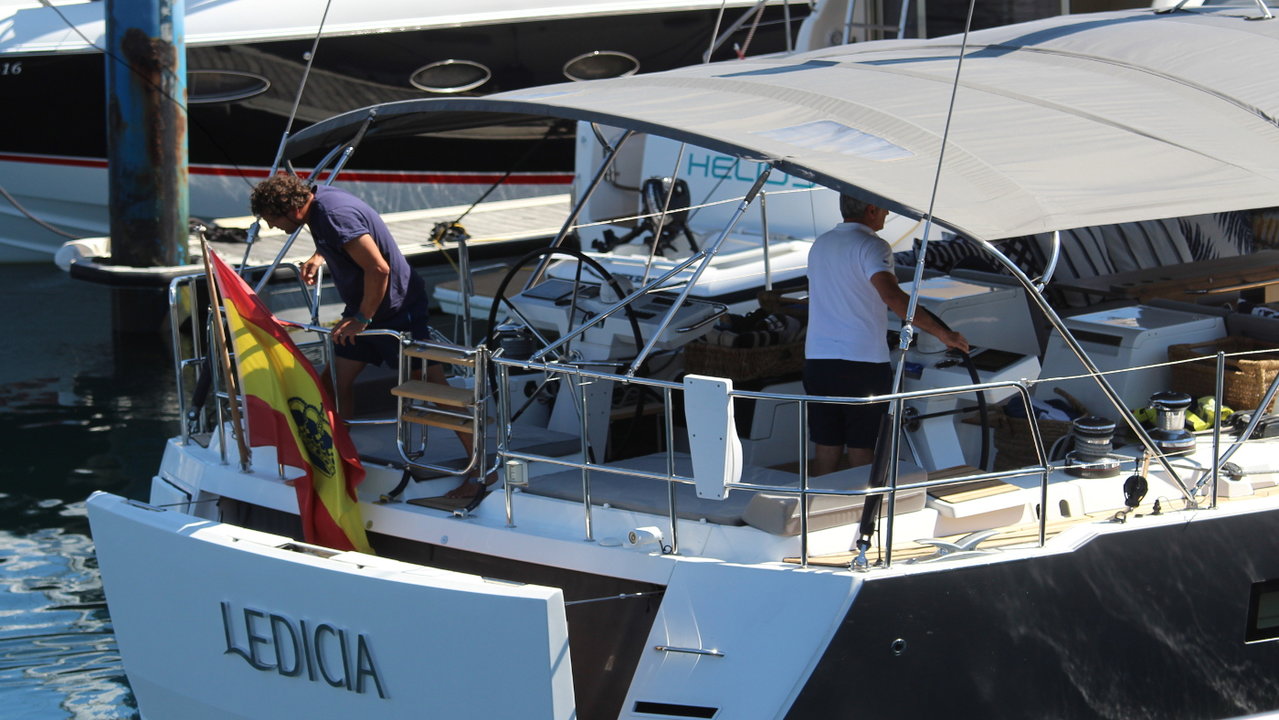 Tripulantes en la embarcación ‘Ledicia’ en el pantalán del RCN de Sanxenxo. ANXO LORENZO