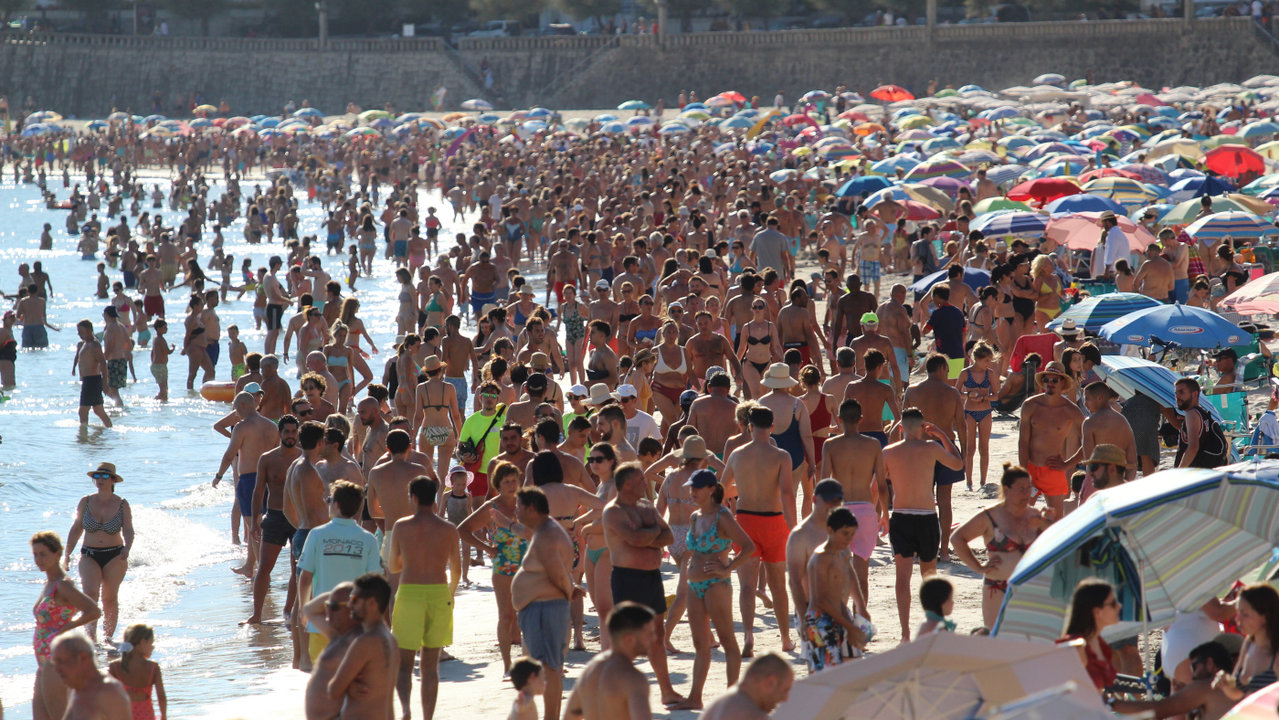Bañistas en Silgar este fin de semana. ANXO LORENZO