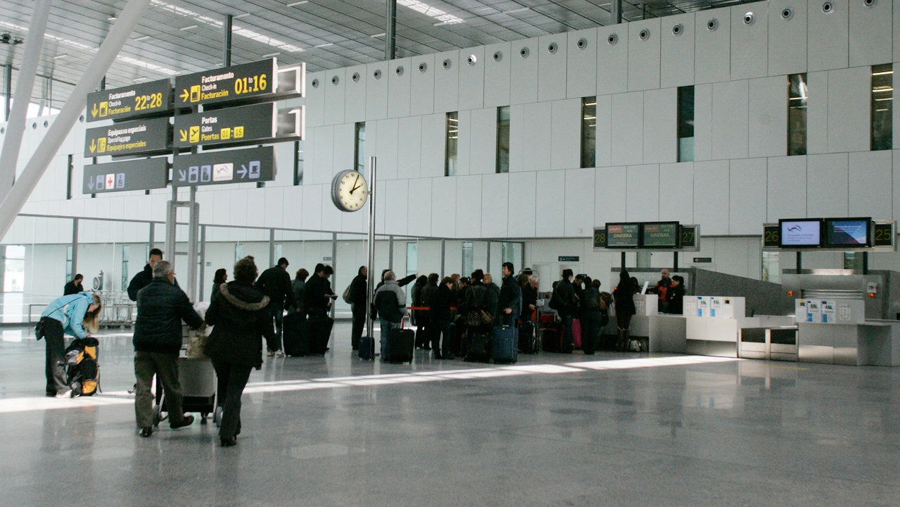 Pasajeros en el aeropuerto de Santiago. ARCHIVO