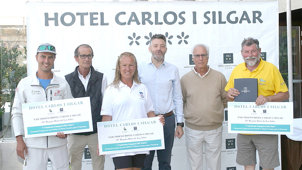 Foto de familia de los vencedores del Trofeo Hotel Carlos I Silgar. PEPE LEIRO