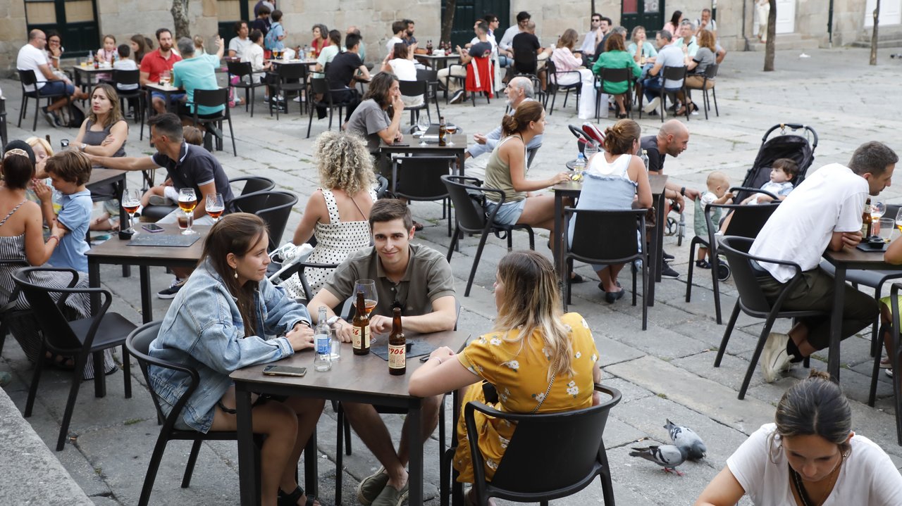 <p> Gente en una terraza de Pontevedra. DP </p>
