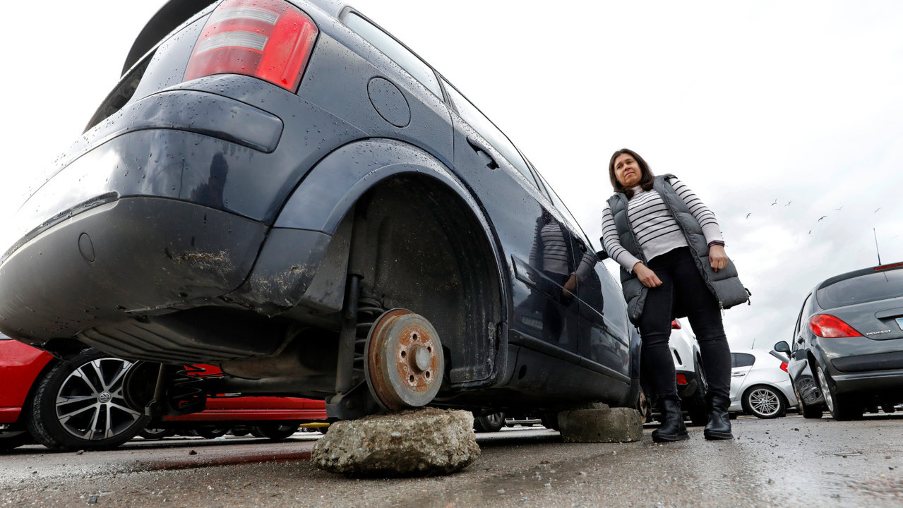 El robo de las ruedas de un vehículo estacionado frente al Pabellón Municipal de Pontevedra, uno de los más recordado en este primer semestre. JAVIER CERVERA-MERCADILLO