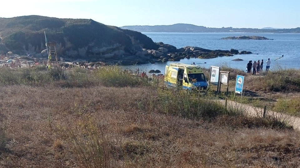 Una ambulancia desplazada a la playa de Areas Gordas. DP