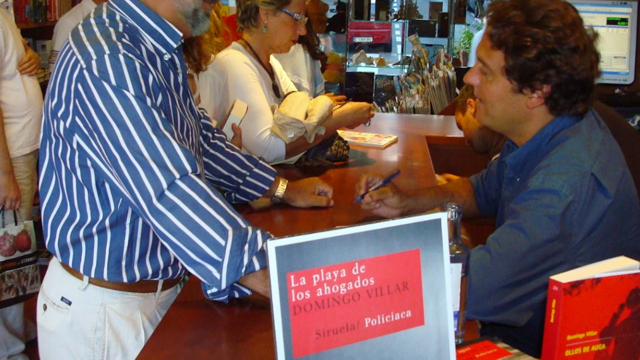 Domingo Villar firmando su obra La Playa de los Ahogados en la Librería Nós de Sanxenxo, en 2009. GOOGLE