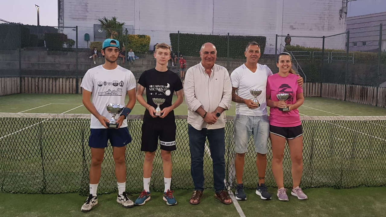 Ganadores del torneo con Argimiro Serén, concelleiro de Deportes. CONCELLO DE VILAGARCÍA