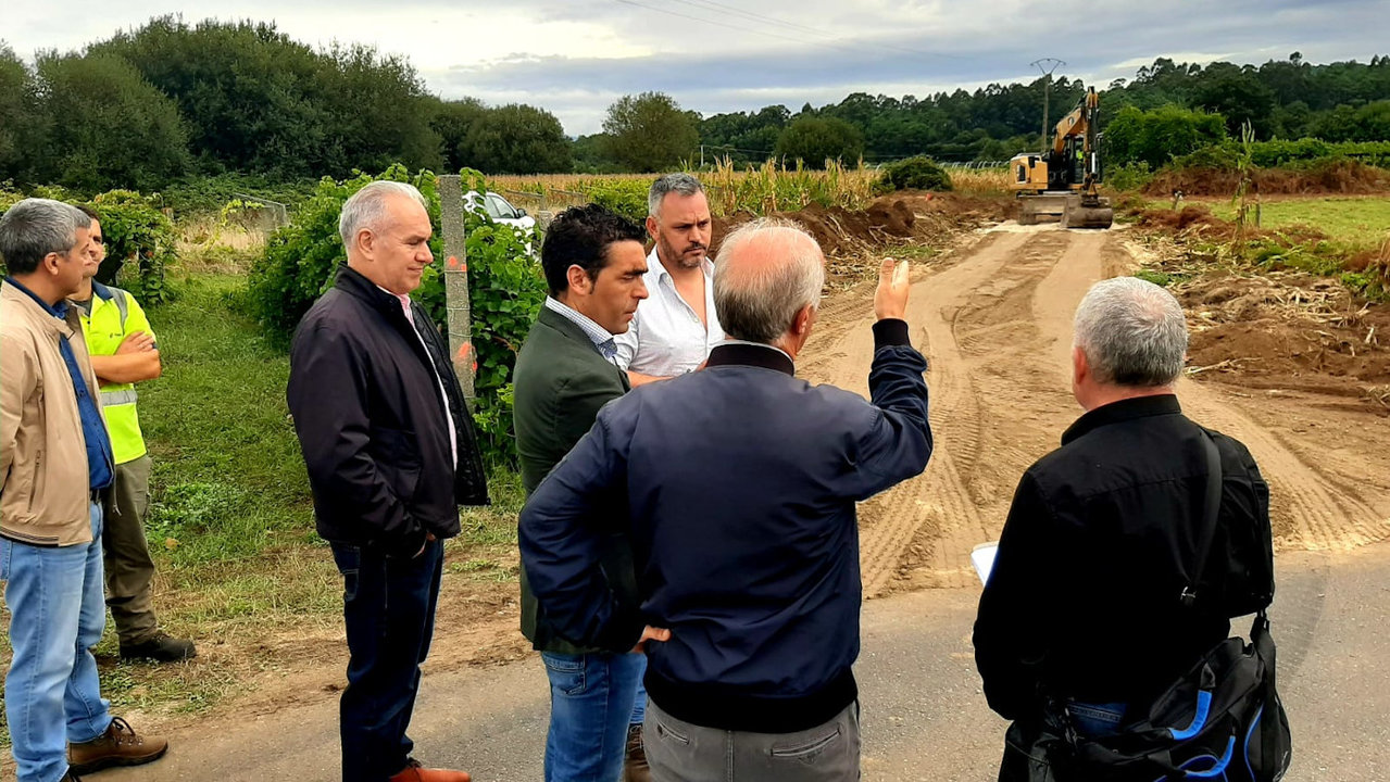 Luis López y Gonzalo Durán visitaron esta mañana las obras de la nueva red de caminos de Tremoedo. XUNTA