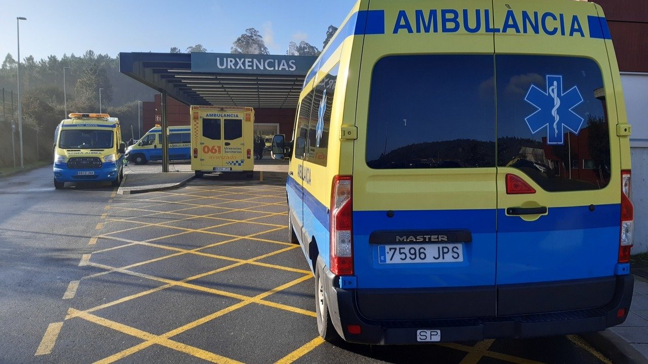 Ambulancias en el exterior del Hospital de O Salnés. DP