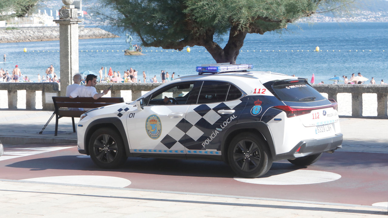 Policía Local frente a la playa de Silgar este verano. JOSÉ LUIZ OUBIÑA