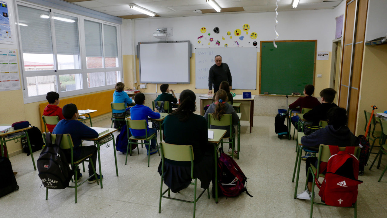 Puede ser importante: Foto de los alumnos del CEIP Telleiro de Noalla volviendo a las clases tras la suspensiÃ³n de la pasada semana por el tornado. 