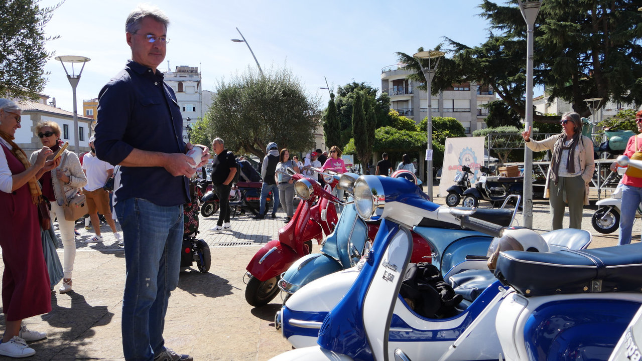 O alcalde José Antonio Cacabelas xunto con algunhas das motocicletas do Encontro de Vespas e Lambretas. CEDIDA