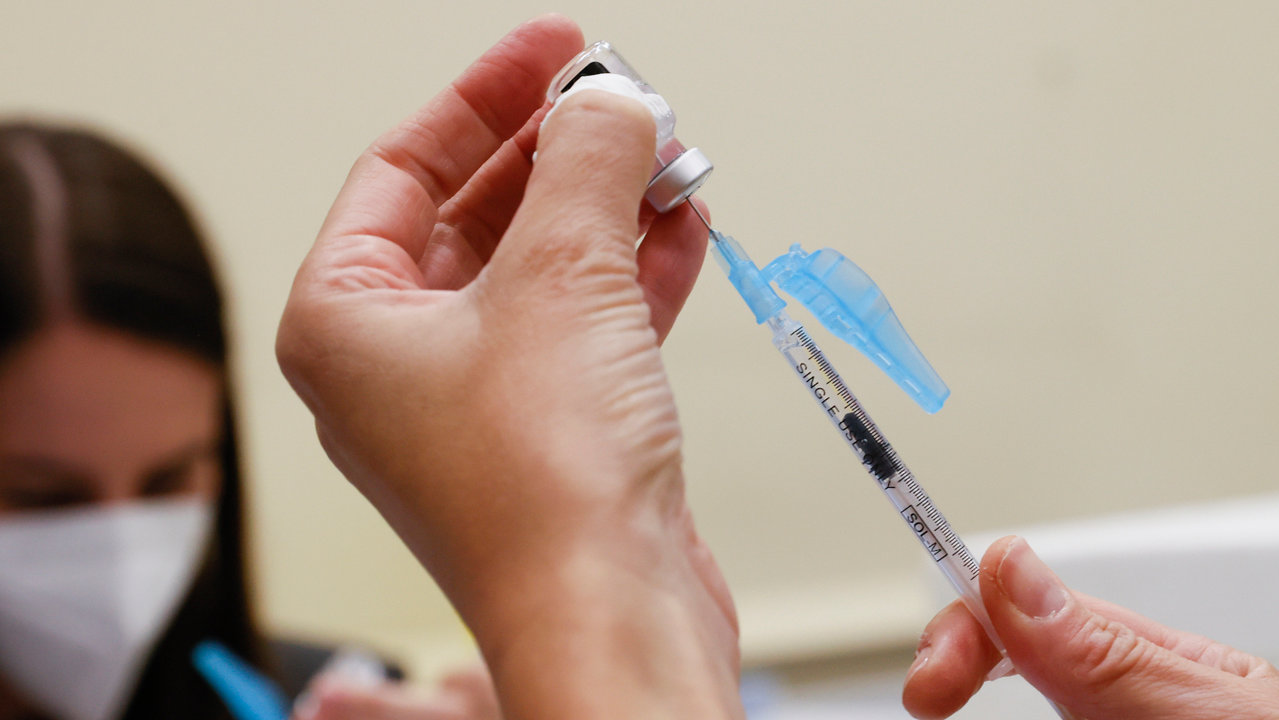 <p> Una enfermera prepara la cuarta dosis de la vacuna del covid 19. </p>
