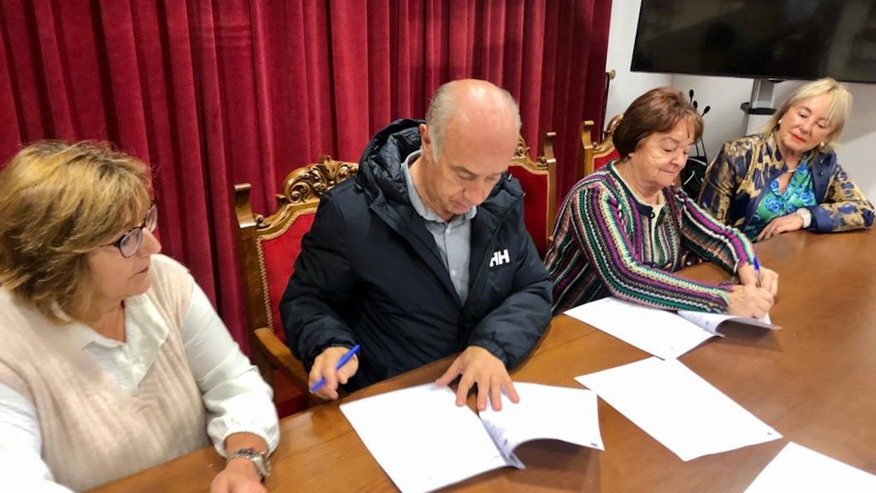 La firma del convenio tuvo lugar este lunes en Vilanova. DS