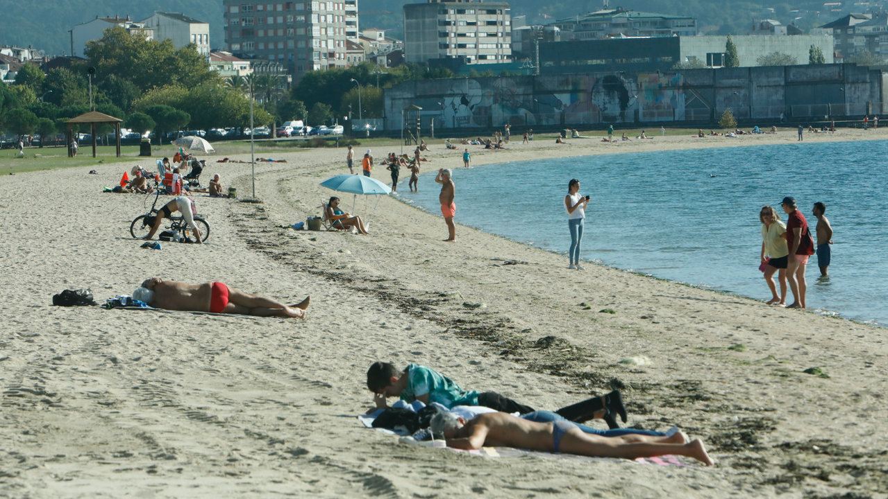 <p> La mayor parte de las playas de nuestra costa mostraban esta imagen: baños de sol, paseos por la arena y algún otro chapuzón. JOSÉ LUIZ OUBIÑA </p>