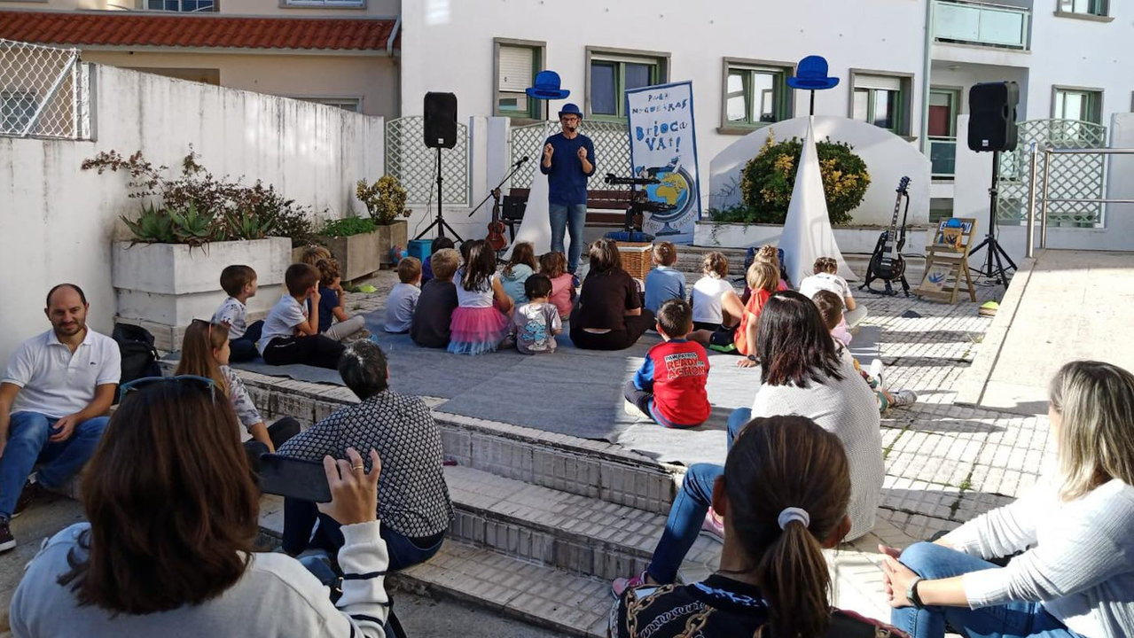 Paco Nogueiras inaugurou o ciclo de actividades na Biblioteca de Portonovo. DS