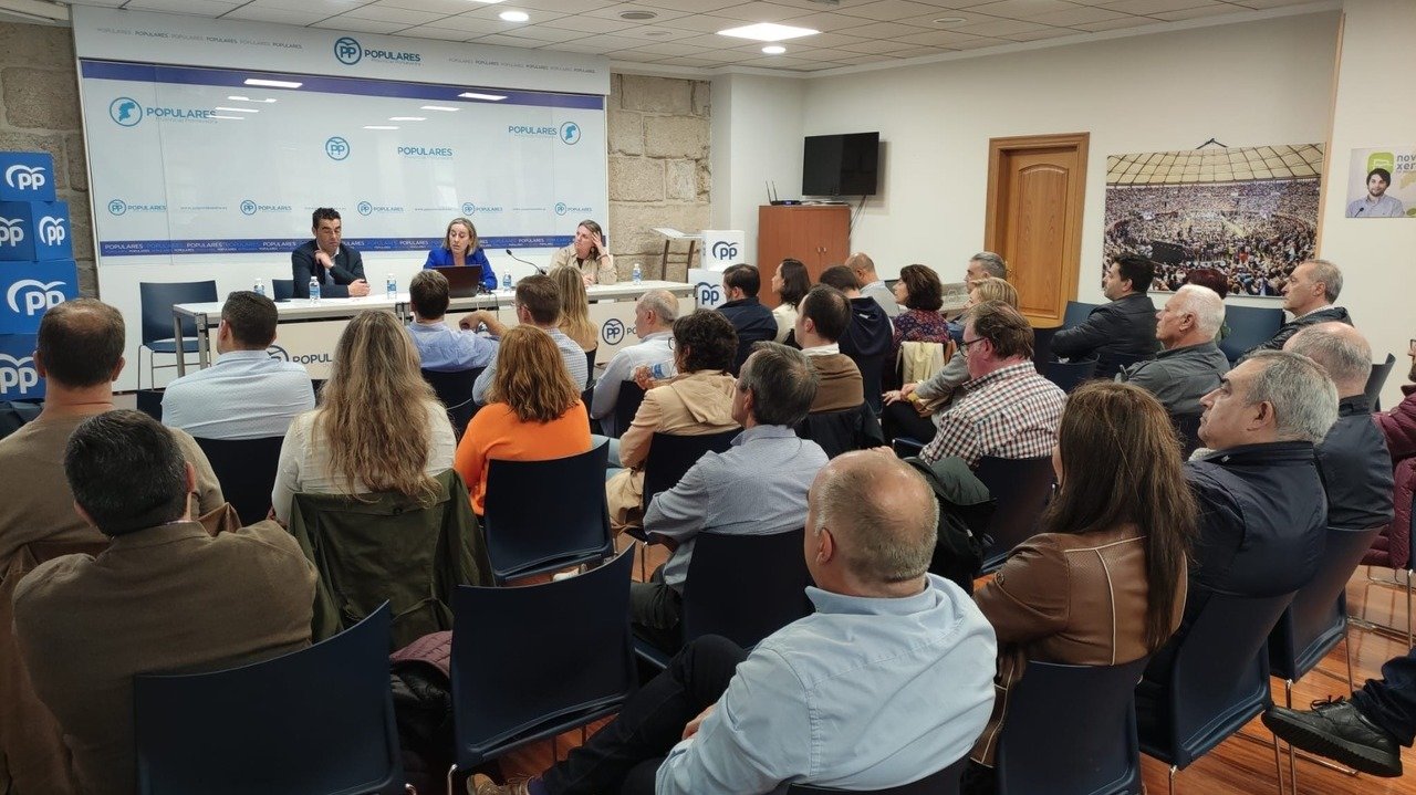 <p> Reunión entre Ethel Vázquez y los alcaldes y portavoces del PP de Pontevedra, O Salnés y Vigo. DP </p>
