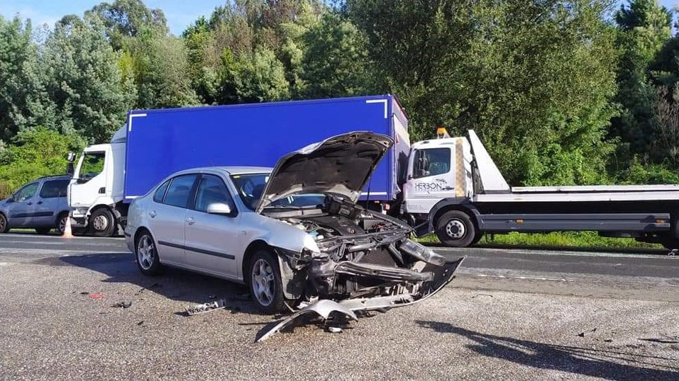 Accidente Rubiáns Vilagarcía vehículos afectados, el turismo delante  y el camión y la grúa al fondo 2022-10-19