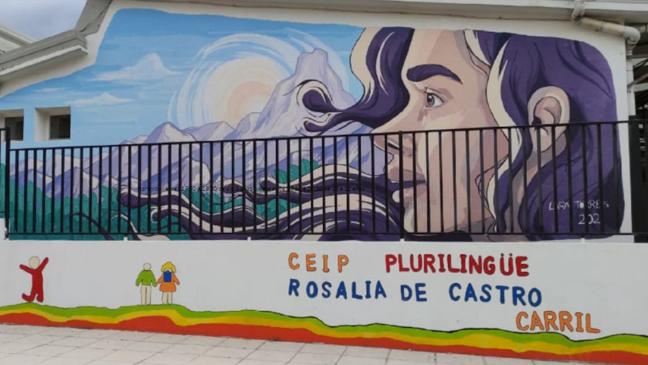 Fachada del colegio Rosalía de Castro de Carril. DS