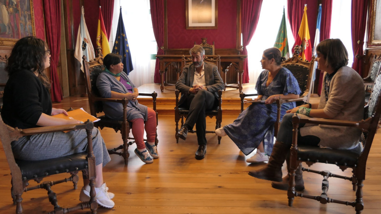 Encontro entre Bea Salazar e o alcalde e a concelleira de Igualdade de Vilagarcía. CEDIDA